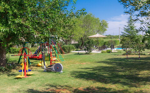 Bozac: Speelplaats, Openbare Ruimte, Schommel, Boom, Gras, Speeltoestel, Gazon, Park, Werf, Backyard