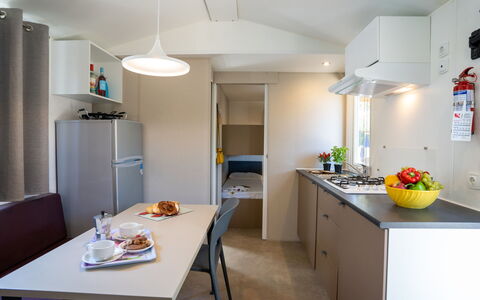 Internazionale Manacore: Tafel, Meubilair, Cabinetry, Stoel, Gebouw, Toestel Van De Keuken, Huishoudapparatuur, Keuken, Koelkast, Verlichting