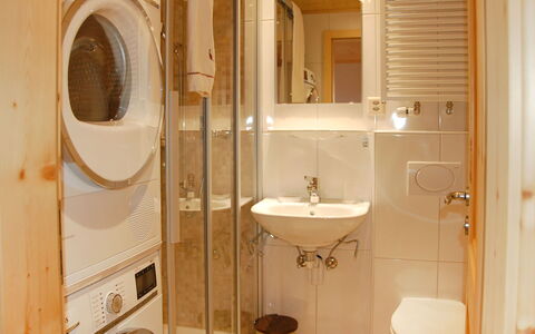 Villars 877: Badkamer, Eigendom, Kamer, Toilet, Loodgieterswerkinrichting, Tegel, Interieur Ontwerp, Badkamer Accessoire, Wastafel, Muur