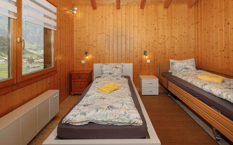 Chalet Guldeli: Interieur Ontwerp, Flooring, Verdieping, Hout, Plafond, Slaapkamer, Bed, Kamer, Meubilair, Verlichting