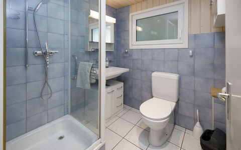 Chalet Guldeli: Badkamer, Wc Bril, Toilet, Loodgieterswerkinrichting, Wastafel In De Badkamer, Wastafel, Flooring, Verdieping, Interieur Ontwerp, Kraan