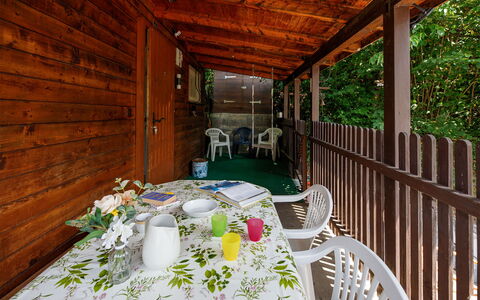 Chalet Guldeli: Hout, Verblijf, Beits, Veranda, Hardwood, Plank, Garden Gebouwen, Dek, Schaduw, Blokhut