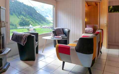 Chalet Guldeli: Meubilair, Tafel, Gebouw, Fabriek, Comfort, Hout, Interieur Ontwerp, Gordijn, Stoel, Woonkamer