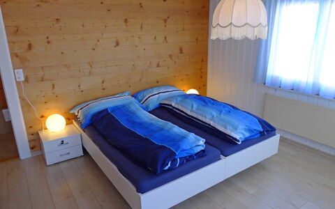 Godo: Gebouw, Comfort, Azure, Hout, Bed Frame, Flooring, Huis, Interieur Ontwerp, Venster, Hoofdkussen