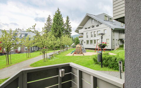 Resident Harrachov B: Woongebied, Huis, Stedelijk Ontwerp, Appartement, Siding, Landgoed, Verblijf, Gazon, Werf, Tuin