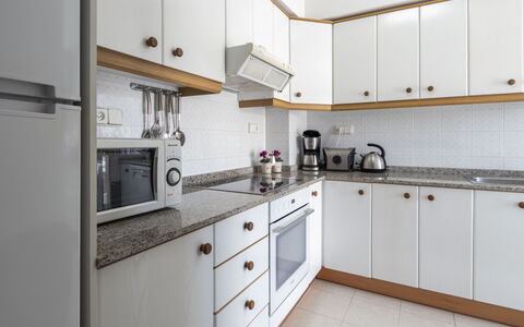 Torredembarra 186: Cabinetry, Countertop, Eigendom, Fornuis, Toestel Van De Keuken, Wastafel, Keuken, Lade, Gootsteen, Cooktop