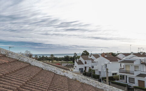 Drassanes Iii: Dak, Lucht,  Dorf\, Huis, Zee, Woongebied, Vakantie, Architectuur, Wolk, Boom