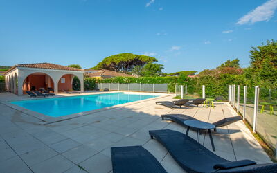 Saint-tropez 300: Eigendom, Zwembad, Onroerend Goed, Ligstoel, Toevlucht, Gebouw, Huis, Vrije Tijd, Vakantie, Landgoed