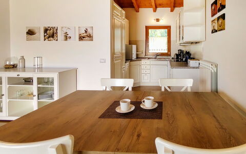 Torre del Lago: Tafel, Meubilair, Eigendom, Cabinetry, Wit, Hout, Stoel, Keuken, Woonkamer, Interieur Ontwerp