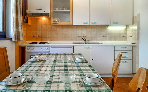 Canazei 520: Countertop, Cabinetry, Wastafel, Kraan, Gootsteen, Meubilair, Eigendom, Loodgieterswerkinrichting, Wit, Blauw