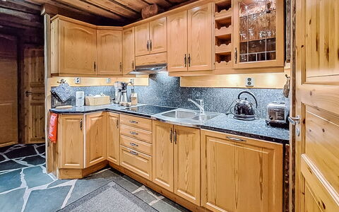 Kulta-Vuosseli a: Hout, Keuken, Huis, Cabinetry, Countertop, Kast, Beits, Lade, Hardwood, Toestel Van De Keuken