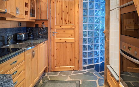 Kulta-Vuosseli a: Hout, Flooring, Beits, Cabinetry, Countertop, Keuken, Loodgieterswerkinrichting, Hardwood, Natuurlijk Materiaal, Wastafel