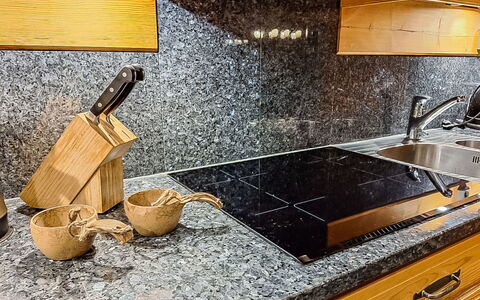Kulta-Vuosseli a: Keuken, Countertop, Graniet, Cabinetry, Toestel Van De Keuken, Loodgieterswerkinrichting, Gootsteen, Tegel, Kraan