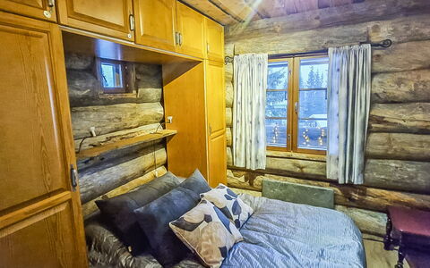 Kulta-Vuosseli a: Hout, Plafond, Slaapkamer, Kamer, Beits, Laken, Blokhut, Hardwood, Bedding, Linens