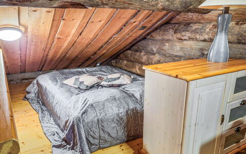 Kulta-Vuosseli a: Hout, Meubilair, Slaapkamer, Flooring, Verdieping, Interieur Ontwerp, Kamer, Zolder, Verlichting, Bed