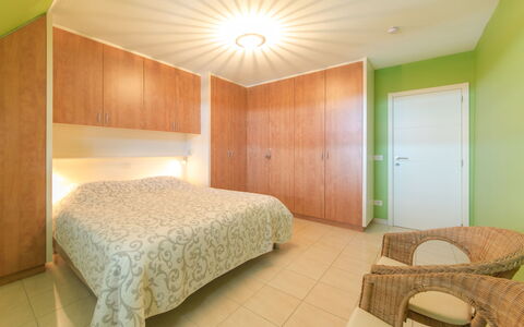 De Haan 930: Slaapkamer, Kamer, Meubilair, Bed, Eigendom, Interieur Ontwerp, Plafond, Muur, Bedding, Bed Frame