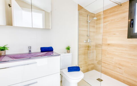Mileni i: Flooring, Verdieping, Loodgieterswerkinrichting, Badkamer, Interieur Ontwerp, Badkamerkast, Loodgieter, Toilet, Deur, Tegel