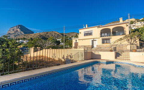 Villa Preciosa: Eigendom, Zwembad, Onroerend Goed, Gebouw, Lucht, Huis, Azure, Appartement, Villa, Vakantie