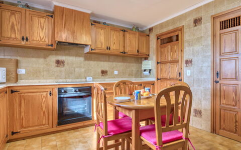 Villa Preciosa: Meubilair, Kamer, Eigendom, Cabinetry, Keuken, Gebouw, Verdieping, Countertop, Interieur Ontwerp, Huis