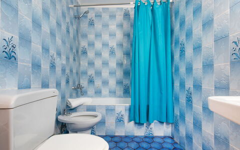 Villa Preciosa: Badkamer, Blauw, Kamer, Eigendom, Douchegordijn, Turkoois, Gordijn, Interieur Ontwerp, Aqua, Azure