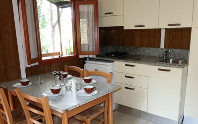 Bungalow a (Aeg400) 605.1: Kamer, Eigendom, Countertop, Meubilair, Keuken, Cabinetry, Gebouw, Fornuis, Huis, Interieur Ontwerp