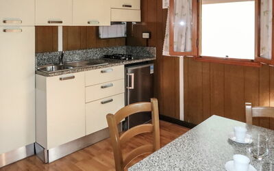 Bungalow B (Aeg401) 605.2: Kamer, Countertop, Eigendom, Meubilair, Keuken, Cabinetry, Gebouw, Fornuis, Verdieping, Major Appliance