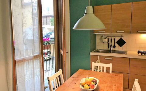 Sabina: Tafel, Tableware, Eigendom, Hout, Cabinetry, Interieur Ontwerp, Stoel, Lamp, Verdieping, Flooring