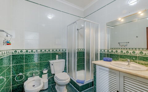 Casa Do Sol: Flooring, Loodgieterswerkinrichting, Verdieping, Interieur Ontwerp, Badkamer, Wastafel, Wastafel In De Badkamer, Tegel, Wc Bril, Loodgieter
