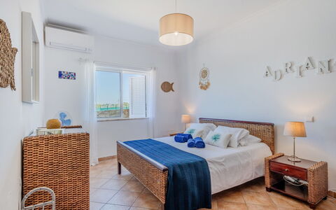 Casa Do Sol: Meubilair, Slaapkamer, Verdieping, Bed, Huis, Appartement, Bed Frame, Bedding, Laken, Plafond
