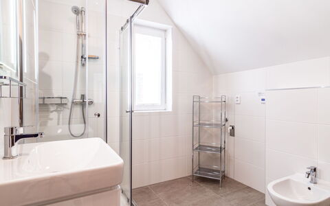 Lakeside Village 28 (+ Sauna): Gebouw, Loodgieterswerkinrichting, Bad, Wit, Venster, Badkamer, Douchekop, Kraan, Interieur Ontwerp