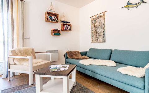 Lakeside Village 11: Meubilair, Eigendom, Bankstel, Wit, Blauw, Azure, Groen, Fotolijst, Tafel, Interieur Ontwerp