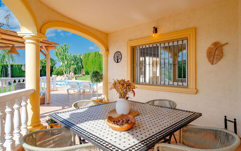 Hawaii: Meubilair, Interieur Ontwerp, Stoel, Tafel, Flooring, Keuken En Eettafel, Verdieping, Toevlucht, Eetkamer, Plafond