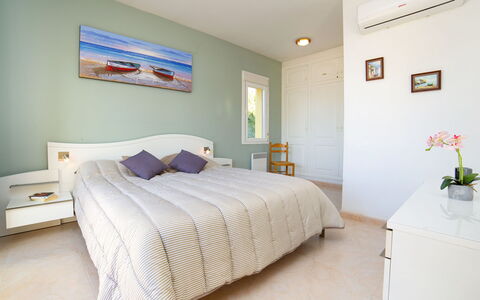 Hawaii: Slaapkamer, Meubilair, Bed, Kamer, Laken, Eigendom, Bedding, Interieur Ontwerp, Muur, Bed Frame