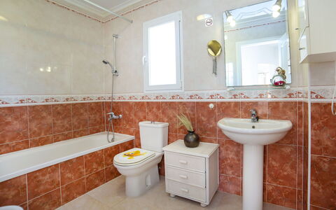 Hawaii: Badkamer, Eigendom, Kamer, Tegel, Verdieping, Interieur Ontwerp, Muur, Onroerend Goed, Gebouw, Kraan