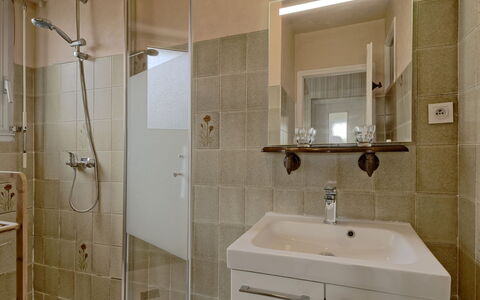 Le Clos Er Bert: Loodgieterswerkinrichting, Spiegel, Kraan, Wastafel, Eigendom, Douchekop, Badkamer, Wastafel In De Badkamer, Douche