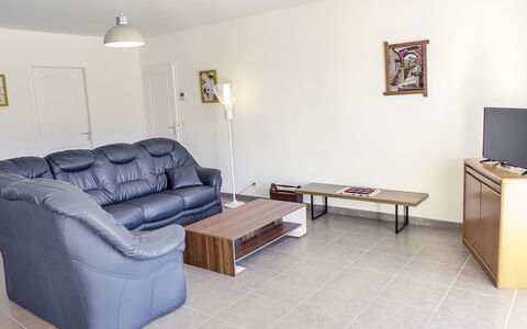 Philibert: Meubilair, Kamer, Eigendom, Woonkamer, Verdieping, Interieur Ontwerp, Tafel, Gebouw, Koffietafel, Bankstel