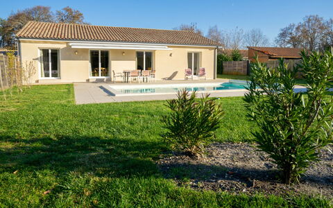 Philibert: Lucht, Fabriek, Gebouw, Venster, Boom, Huis, Land Lot, Gras, Schaduw, Natuurlijk Landschap