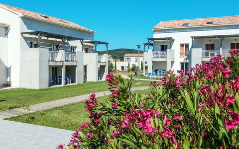 Saint-Florent 651: Bloem, Fabriek, Lucht, Gebouw, Venster, Azure, Huis, Gras, Landschap, Zomer