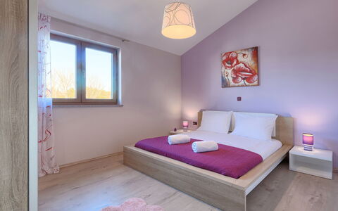 Linden Tree: Slaapkamer, Meubilair, Kamer, Bed, Eigendom, Interieur Ontwerp, Roze, Laken, Bed Frame, Plafond