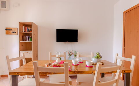 Villa Orchidea: Kamer, Eetkamer, Meubilair, Eigendom, Tafel, Interieur Ontwerp, Huis, Gebouw, Perzik, Stoel