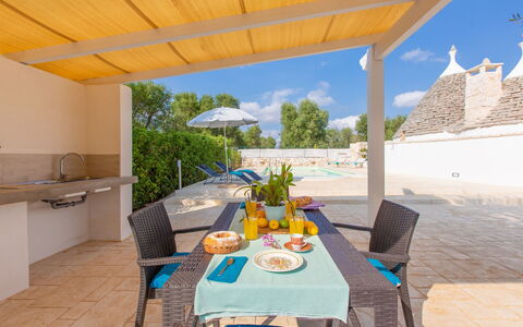 Trullo Del Mandarino: Eigendom, Gebouw, Kamer, Onroerend Goed, Huis, Patio, Meubilair, Villa, Interieur Ontwerp, Tafel