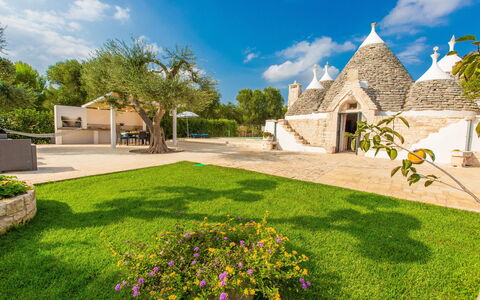 Trullo Del Mandarino: Eigendom, Woongebied, Natuurlijk Landschap, Onroerend Goed, Gebouw, Gras, Tuin, Huis, Huis, Gazon