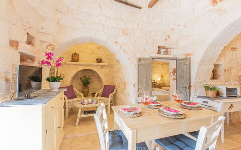 Trullo Del Mandarino: Eigendom, Kamer, Gebouw, Interieur Ontwerp, Tafel, Meubilair, Huis, Onroerend Goed, Architectuur, Eetkamer
