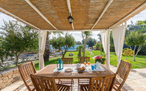Trullo Suenn Con Piscina: Eigendom, Onroerend Goed, Veranda, Gebouw, Patio, Huis, Huis, Landgoed, Kamer, Meubilair