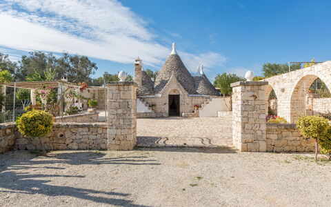 Trullo Suenn Con Piscina: Eigendom, Gebouw, Muur, Huis, Lucht, Onroerend Goed, Architectuur, Dorp, Vakantie, Landelijk Gebied