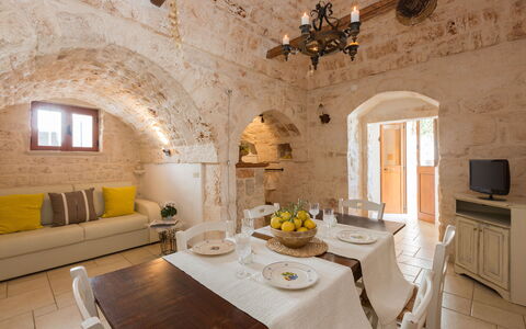 Trullo Suenn Con Piscina: Kamer, Eigendom, Interieur Ontwerp, Gebouw, Meubilair, Woonkamer, Plafond, Huis, Tafel, Eetkamer