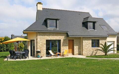 Golf de Bretagne: Fabriek, Lucht, Wolk, Gebouw, Venster, Huis, Land Lot, Gras, Siding, Boom