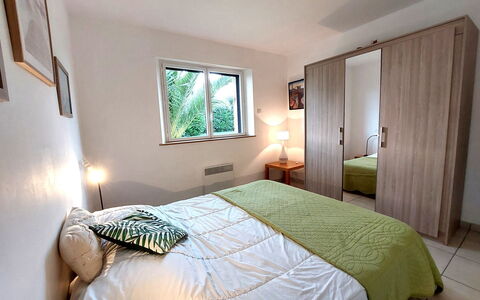 Golf de Bretagne: Meubilair, Gebouw, Eigendom, Comfort, Venster, Azure, Hout, Schaduw, Bed, Bed Frame