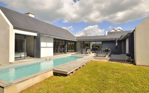 Villa Noalou: Wolk, Lucht, Zwembad, Gebouw, Land Lot, Schaduw, Gras, Water, Huis, Woongebied