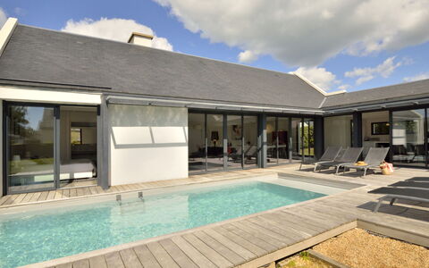 Villa Noalou: Lucht, Wolk, Water, Eigendom, Gebouw, Zwembad, Azure, Fabriek, Huis, Schaduw
